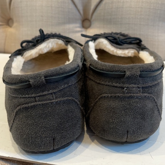 minnetonka® Cally Women's Slippers Dark Gray - Picture 4 of 9